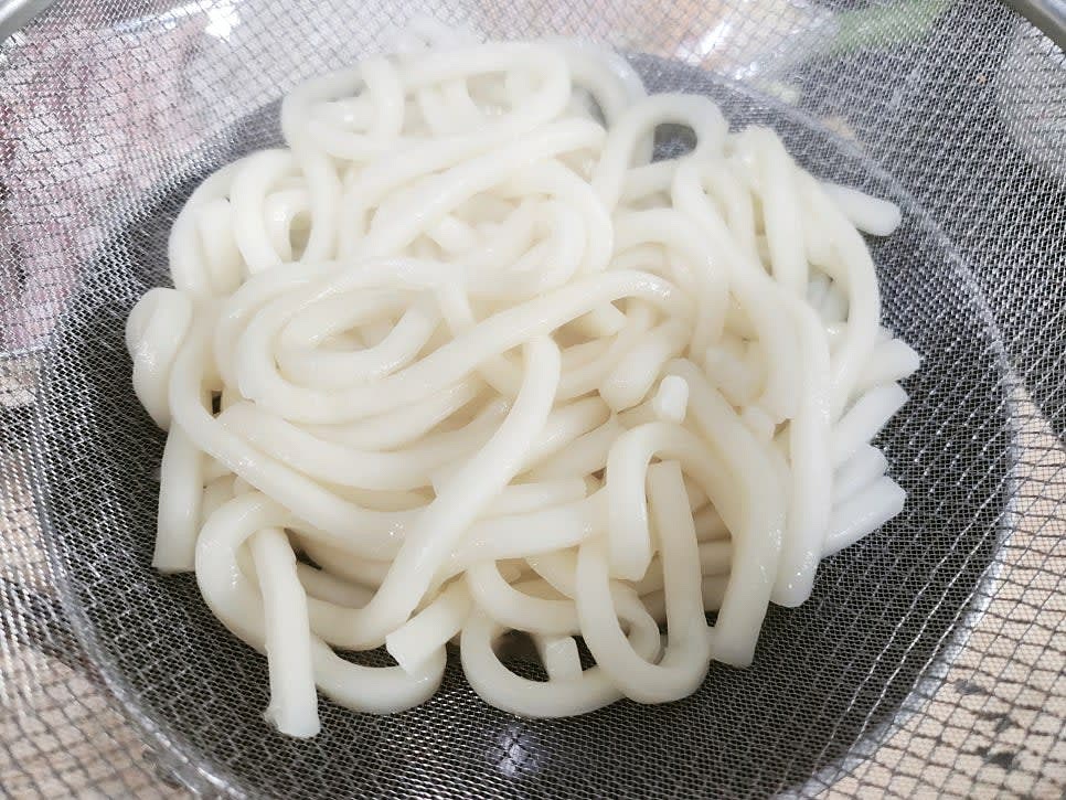 끓는 물에 우동면을 삶아주세요