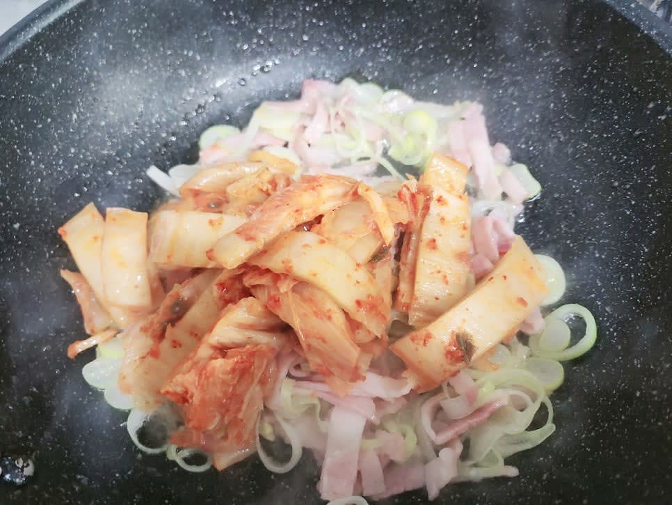 파향이 올라오면 김치를 넣어 주세요