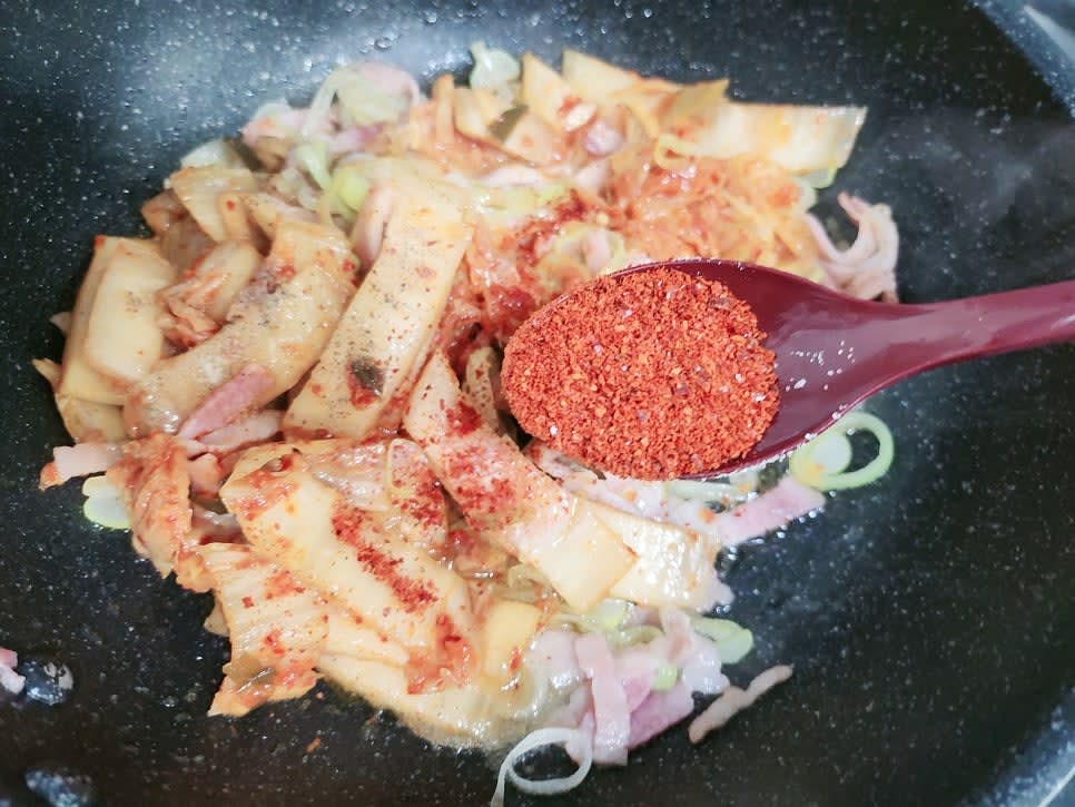 설탕 1큰술, 다진 마늘 1/2큰술, 고춧가루 1/2큰술, 진간장 2큰술, 후춧가루를 넣고 볶아 주세요