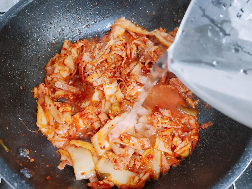 양념이 잘 섞어지면 물 100ml를 넣고 볶아 주세요