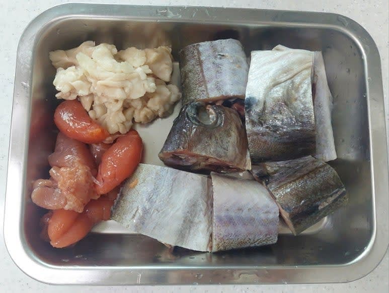 해동시킨 동태는 지느러미와 안쪽의 검은막을 제거하고 곤이와 이리는 흐르는 물에 가볍게 세척하여 준비합니다.
