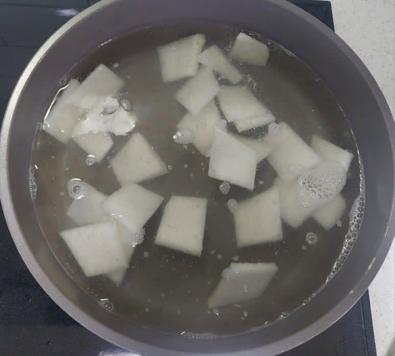 멸치육수 1.2L를 끓이다 육수가 끓기 시작하면 무를 넣어 중불로 10분간 끓여 주세요.