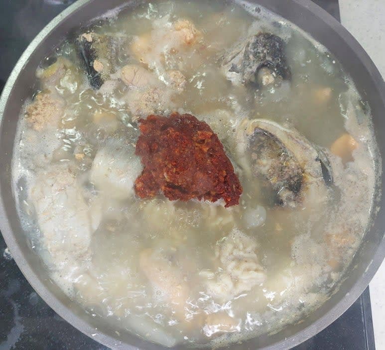 무가 투명하게 익으면 동태와 곤이와 이리를 넣어 끓이다 된장 1/2스푼 , 다진마늘 1스푼 , 간장 1스푼 ,액젓 1스푼 ,참치액 1스푼 , 맛술 1스푼 , 후추 , 고춧가루 3스푼을 넣고 중약불로 5분 끓여 주세요.