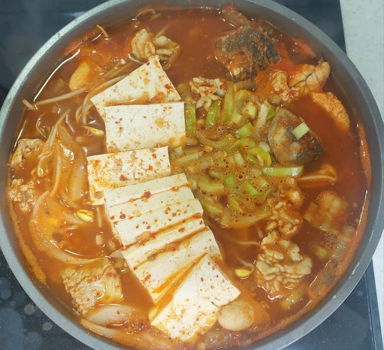 양파와 콩나물을 넣은 뒤 3분여 더 끓이다 두부와 대파를 넣어 한소끔 더 끓여주면 동태탕 완성입니다.