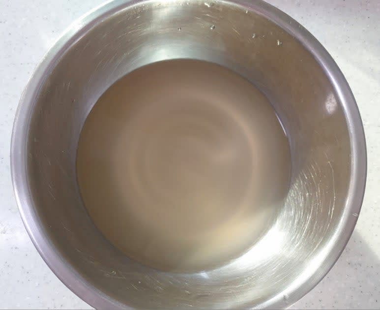 냉면육수에 물 300g,설탕 1스푼 , 식초 1~2스푼 , 통깨 1스푼을 넣어 설탕이 녹도록 저어 냉국 육수를 만들어 줍니다.