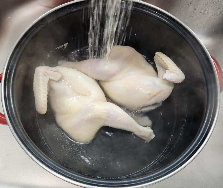 끓는 물에 닭을 3분 데쳐 핏물과 불순물을 제거한 뒤 세척해 줍니다.