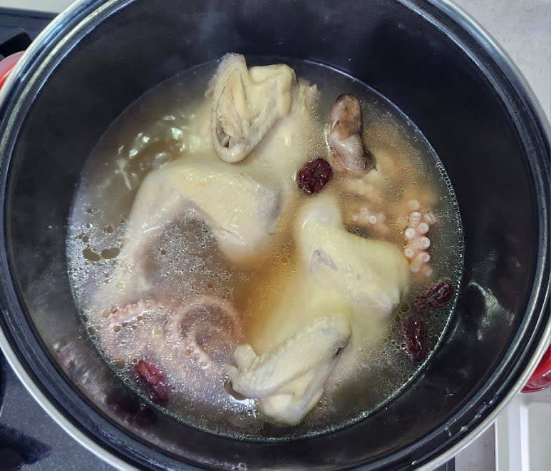 한방 재료와 대파를 건진 뒤 낙지를 넣고 3분 끓여 완성합니다.