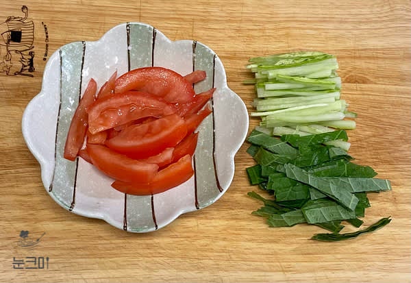 오이와 깻잎, 토마토는 깨끗이 세척한 뒤 얇게 채 썰어 준비해 줍니다.