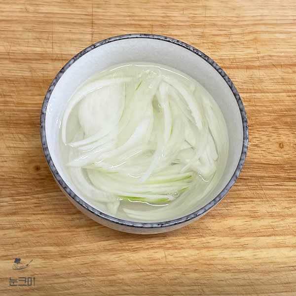 양파는 채 썰어준 뒤 찬물에 5분 정도 담가 매운맛을 제거해 줍니다.