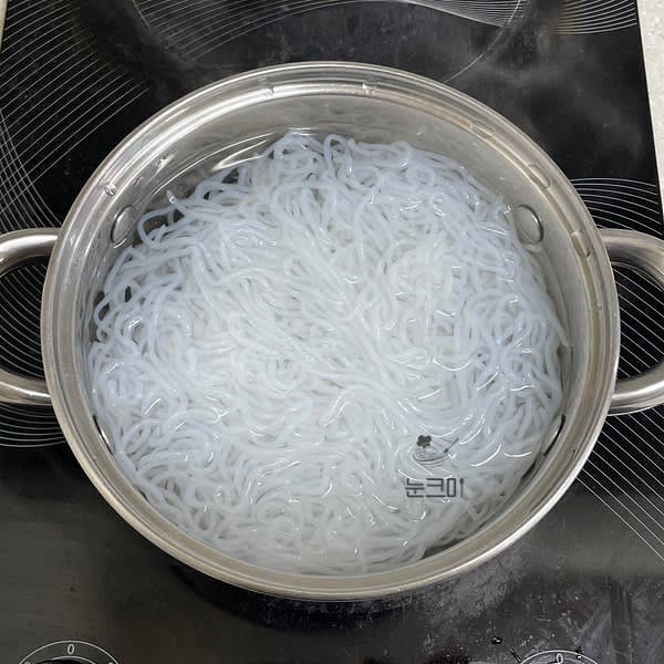 끓는 물에 식초 1큰술과 실곤약을 넣고 20~30초 정도 데쳐준 뒤 찬물에 헹구어 줍니다.
(실곤약 특유의 향이 있어 데쳐서 사용하면 냄새가 제거 되요.)