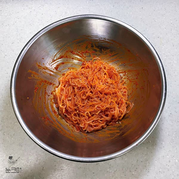 만든 양념장 위에 데친 곤약면을 넣고 골고루 비벼준 뒤 통깨를 뿌려 마무리를 해줍니다.