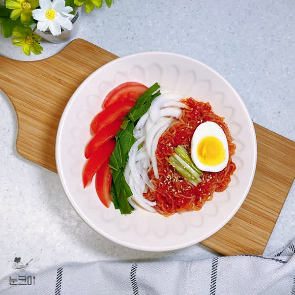 준비한 접시에 면을 담고 썰어 놓은 야채들을 올려 주면 곤약비빔면이 완성됩니다.