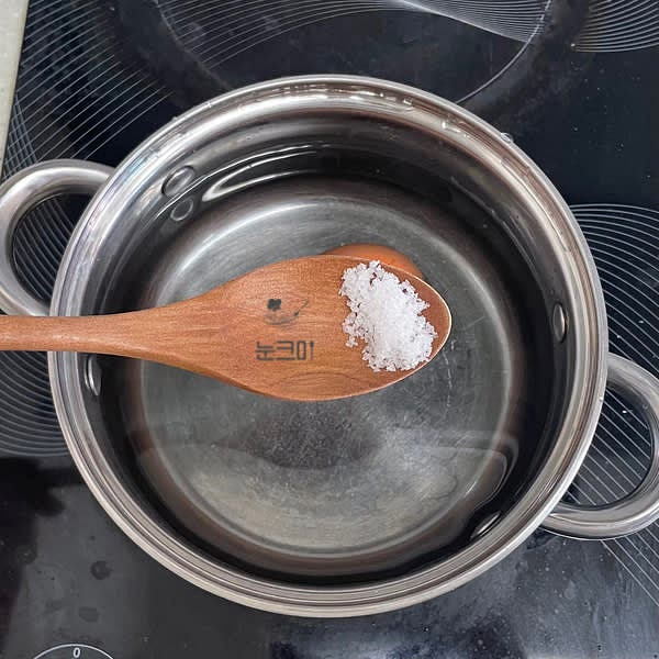 냄비에 달걀을 넣고 잠길 정도로 물을 부어준 뒤 식초와 소금을 넣고 중강불로 불을 켜 줍니다.
(8분을 삶아주면 반숙이 되고 10분이 넘어가면 완숙으로 삶아져요.)