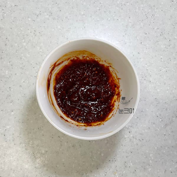 고추장, 고춧가루, 진간장, 멸치액젓, 다진마늘, 설탕, 식초, 참기름을 넣고 섞어 양념장을 만들어 줍니다.