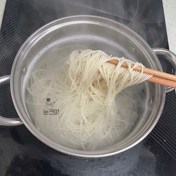 물을 팔팔 끓여준 뒤 소면을 넣어줍니다. 물이 끓어오르면 찬물을 3번에 나누어서 부어준 뒤 젓가락으로 휘저어 삶아줍니다. (찬물을 부어주면 소면을 더 쫄깃하게 먹을 수 있어요.)