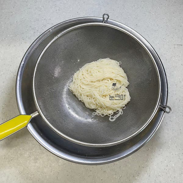 찬물에 박박 문질러 전분기를 빼준 뒤 체에 받쳐 물기를 제거해 줍니다.