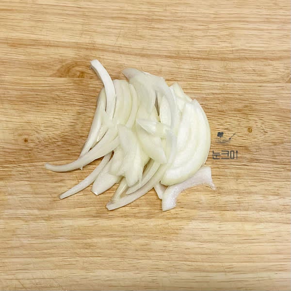 양파는 얇게 채썰어 줍니다.