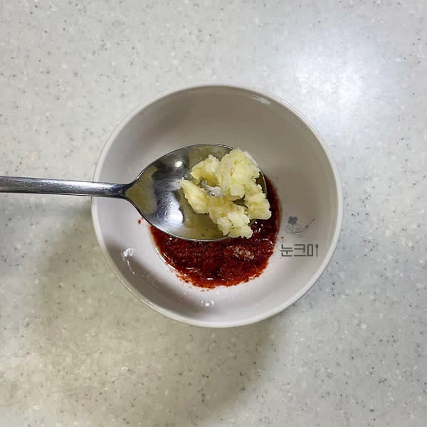 고추장, 고춧가루, 멸치액젓, 식초, 설탕, 올리고당, 다진마늘,
참기름 1T를 넣고 양념장을 만들어 줍니다.
