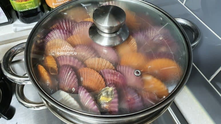 찜기에 물이 끓으면 가리비를 차곡차곡 올리고 사이즈에 따라 7~10분정도 쪄준다