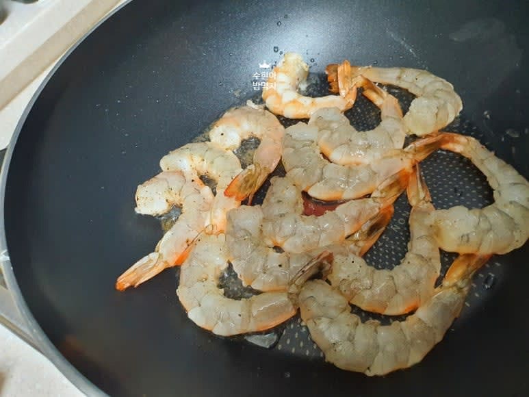 팬에 새우 볶아주기