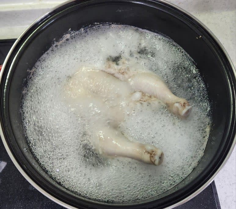 끓는 물에 닭을 3분 데친 뒤 다시 세척해 주세요.