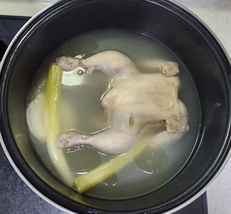 냄비에 닭과 마늘 10쪽 , 생강 한쪽 , 통후추 1/2스푼 , 양파 1/2개 , 대파 흰부분 두대, 물 2.5L를 넣고 뚜껑을 덮어 중불로 한시간 끓여 주세요.
