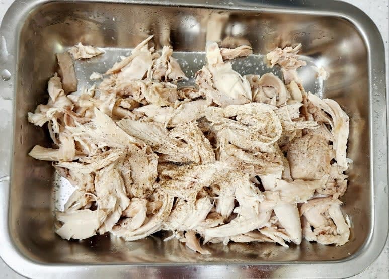 닭을 건져 한 김 식 닭의 살을 바른 뒤 소금 2~3꼬집과 후추를 넣어 밑간을 해 주세요.