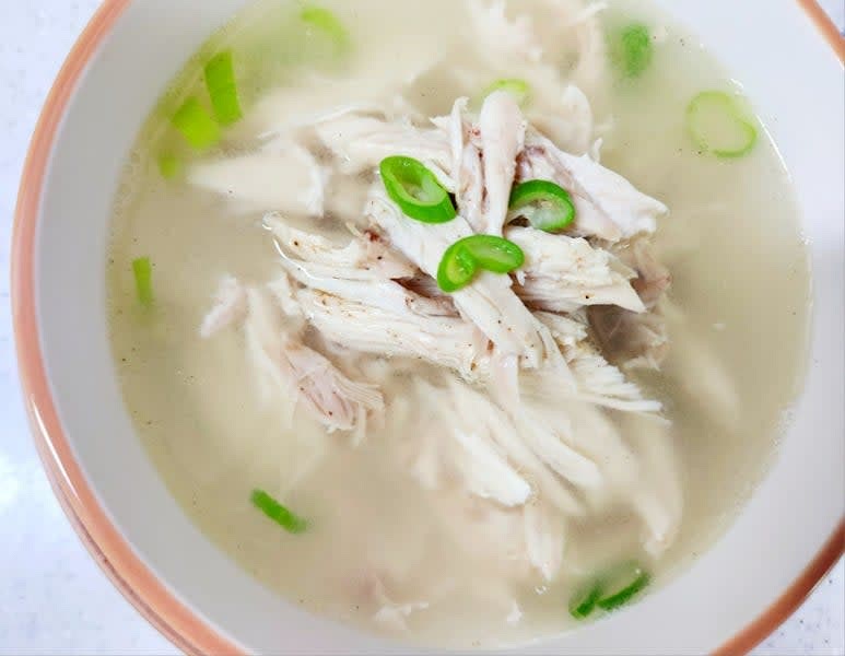 그릇에 밑간 한 닭고기 살과 육수를 담아내면 닭곰탕 완성입니다.