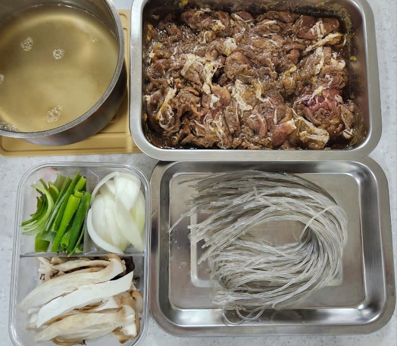 양파는 채 썰고 버섯은 밑동을 제거한 뒤 흐르는 물에 가볍게 씻은 뒤 먹기 좋게 찢어 줍니다.
당근도 먹기 좋은 길이로 잘라 주고 대파는 반 갈라 길쭉하게 썰어 주세요.
당면은 미지근한 물에 푹 담가 30분 정도 불려 주세요.
