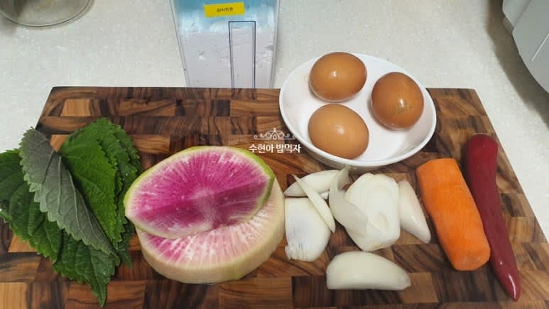 냉장고에서 놀고 있는 야채들 뭐든 소환합니다.
전 수박무가 있어서 했지만 하얀무로 해도 맛있어요.
