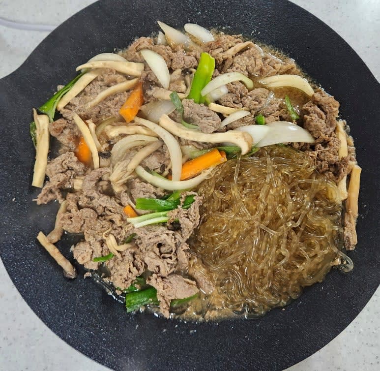 당면이 익으면 대파를 넣고 한소끔 더 끓여 완성합니다.