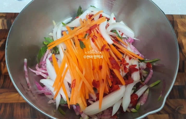 무가 절여지고 나면 나온물은 버리고 무를 꼭 짠 후, 썰어둔 모든 야채들을 한데 섞어주어요.