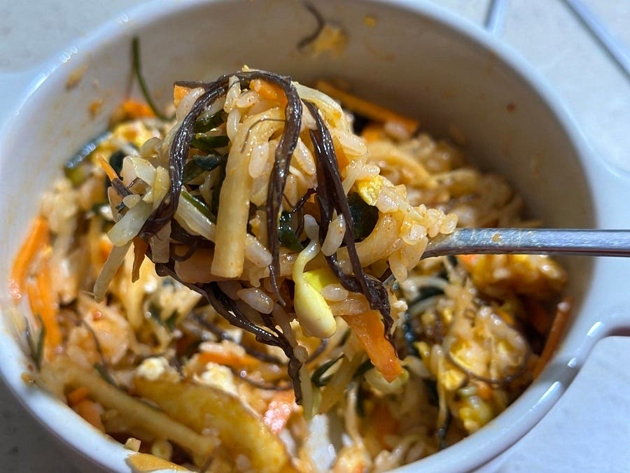 입맛에 맞게 초고추장을 넣고 비벼드세요.
*달걀후라이를 곁들이면 더 맛있어요!