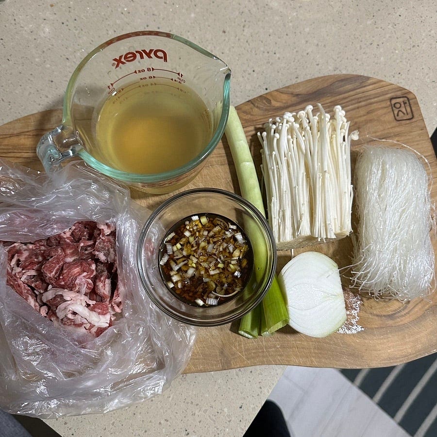 모든 재료를 준비해주세요.
* 버섯은 표고랑 섞어서 준비해주셔도되요.
* 팽이버섯이랑 당면을 레시피의 최대양으로 넣을경우 육수도 1 1/2컵을 준비해서 넣어주셔야해요.
* 육수는 다시마육수를 넣어도 좋고 멸치 육수를 넣어도 좋아요. 전 멸치육수를 준비해둔걸로 넣었어요.