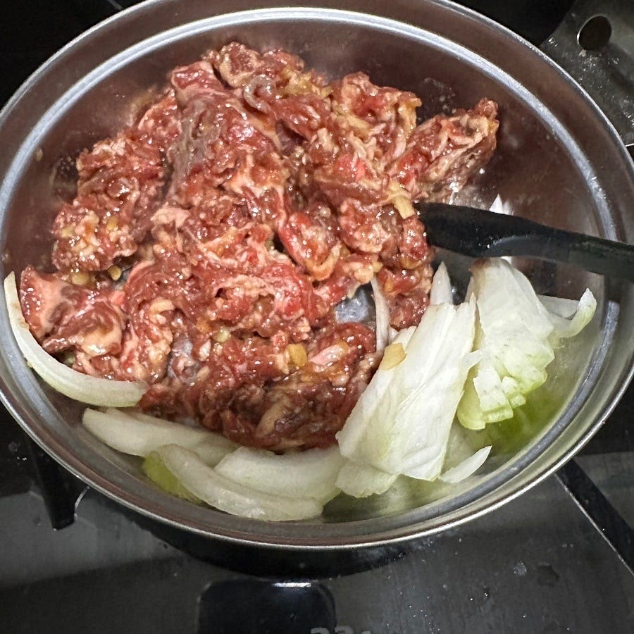 냄비에 양념한 불고기와 양파를 넣고 소고기의 겉을 가볍게 볶아서 익혀주세요.