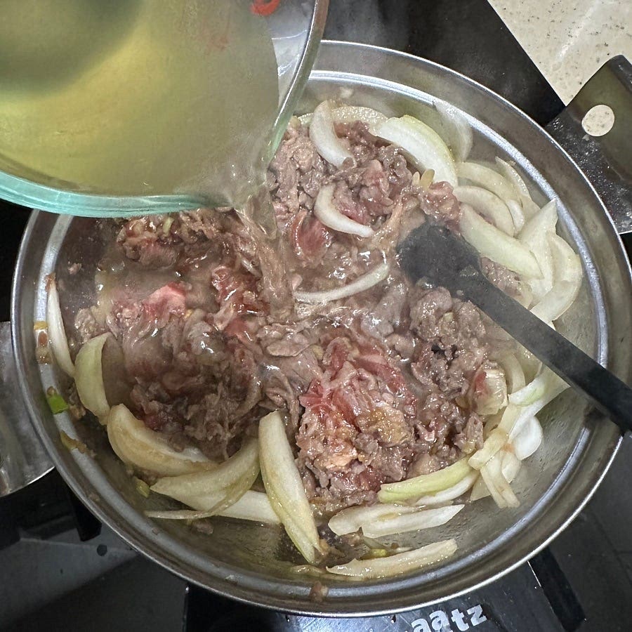 준비한 육수를 부어서 3~5분간 끓여주세요.