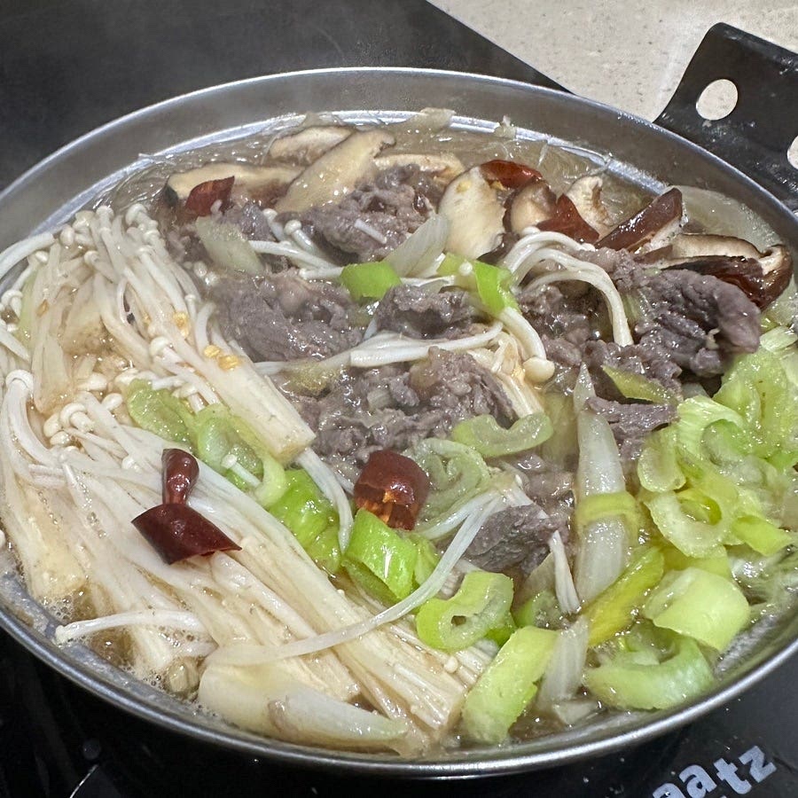 남은 재료인 팽이버섯이랑 물에 불린 당면이랑 썰인 파를 넣고 3~4분간 끓여주세요.