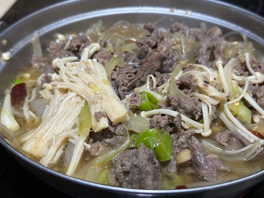 당면이 익으면 홍고추 넣고 1~2분 끓여 완성해주세요.
* 당면이 익기전에 육수가 잦아들면 1/2컵 정도 더부어서 2~3분 끓여주세요. 당면을 안불리고 넣어서 육수가 빨리 졸아들어 저도 육수를 좀더 부어줬어요.