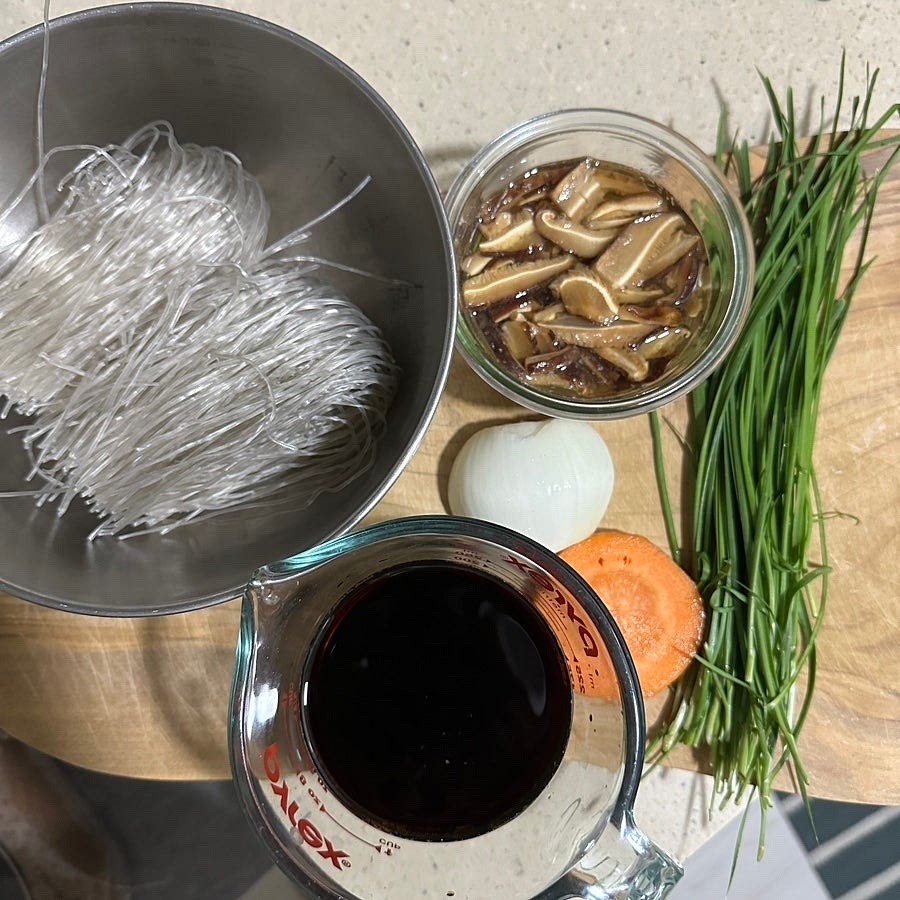 모든 재료를 준비해주세요.
* 건표고 슬라이스는 미리 물에 15분 정도 불려서 물기를 제거하고 준비해주세요. 물을 너무 꾹 짜네면 식감이 인좋으니 가볍게 물기를 짜서 준비해주세요.