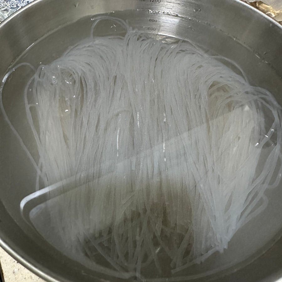 당면을 따뜻한물에 1시간 불려서 물기를 제거해주세요.