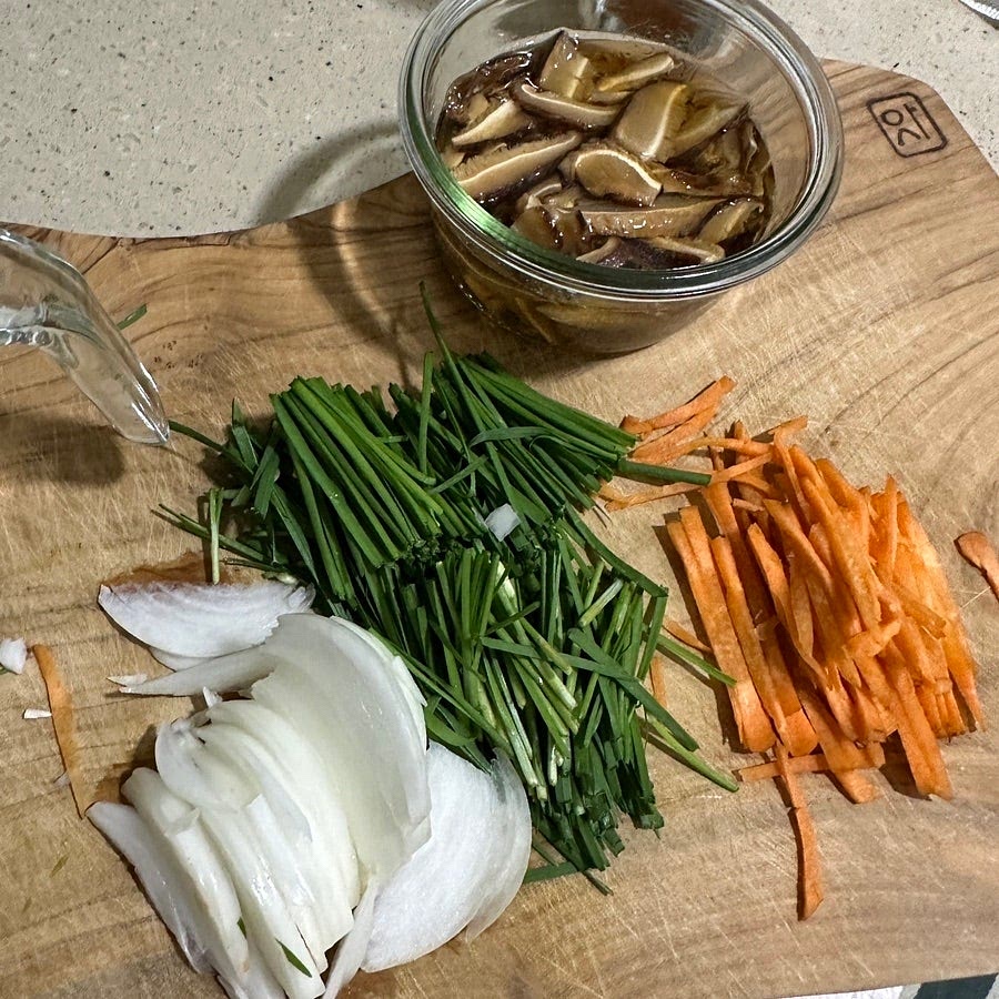 야채를 채쳐서 준비해주세요.