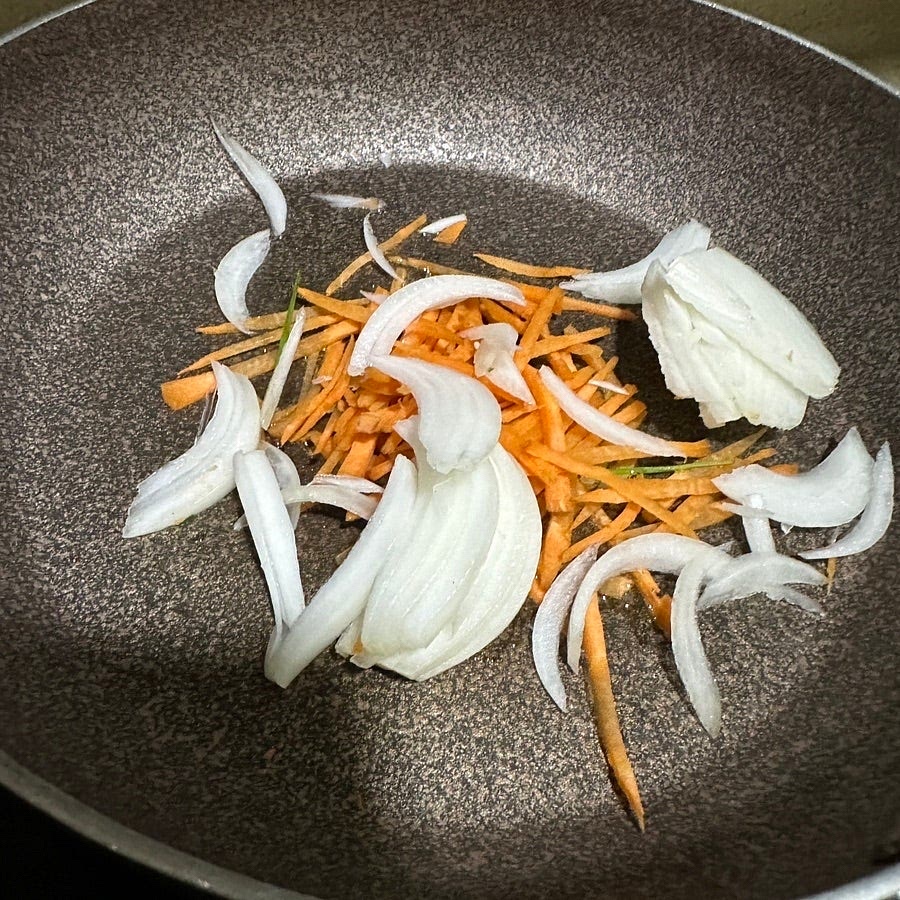 양파와 당근에 식용유 한큰술을 두르고 가볍게 볶아주세요.