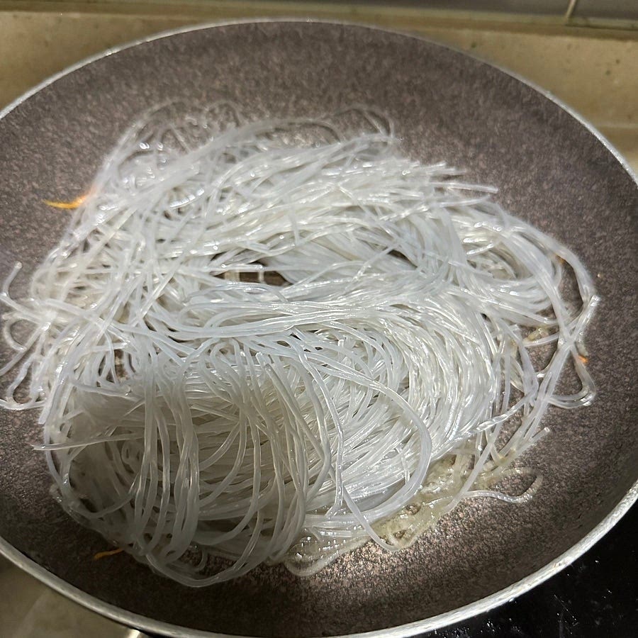 그릇에 볶은 야채를 빼고 나머지 식용유 한큰술을 두르고 불린 당면을 1~2분 볶아주세요.