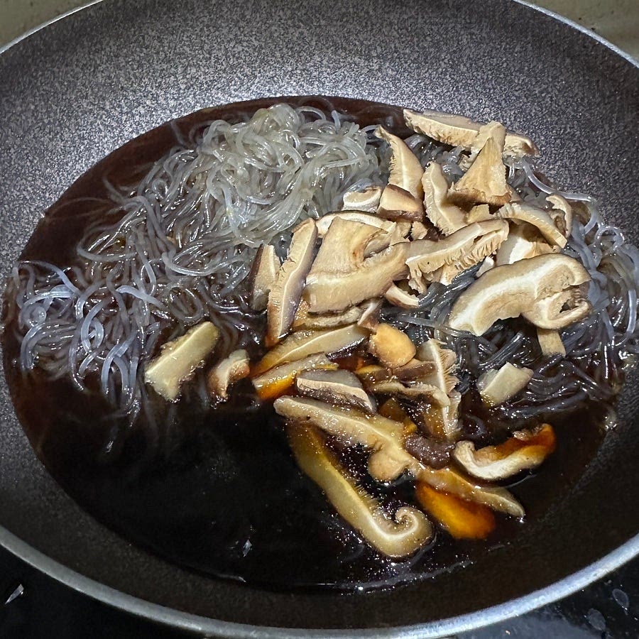 준비한 양념과 불린표고버섯을 넣고 3분정도 저으며 졸여주세요.