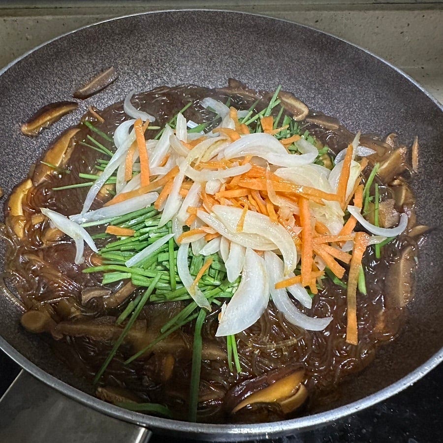 국물이 자작해지면 볶은 야채와 부추를 넣고 1분정도 볶아주세요.