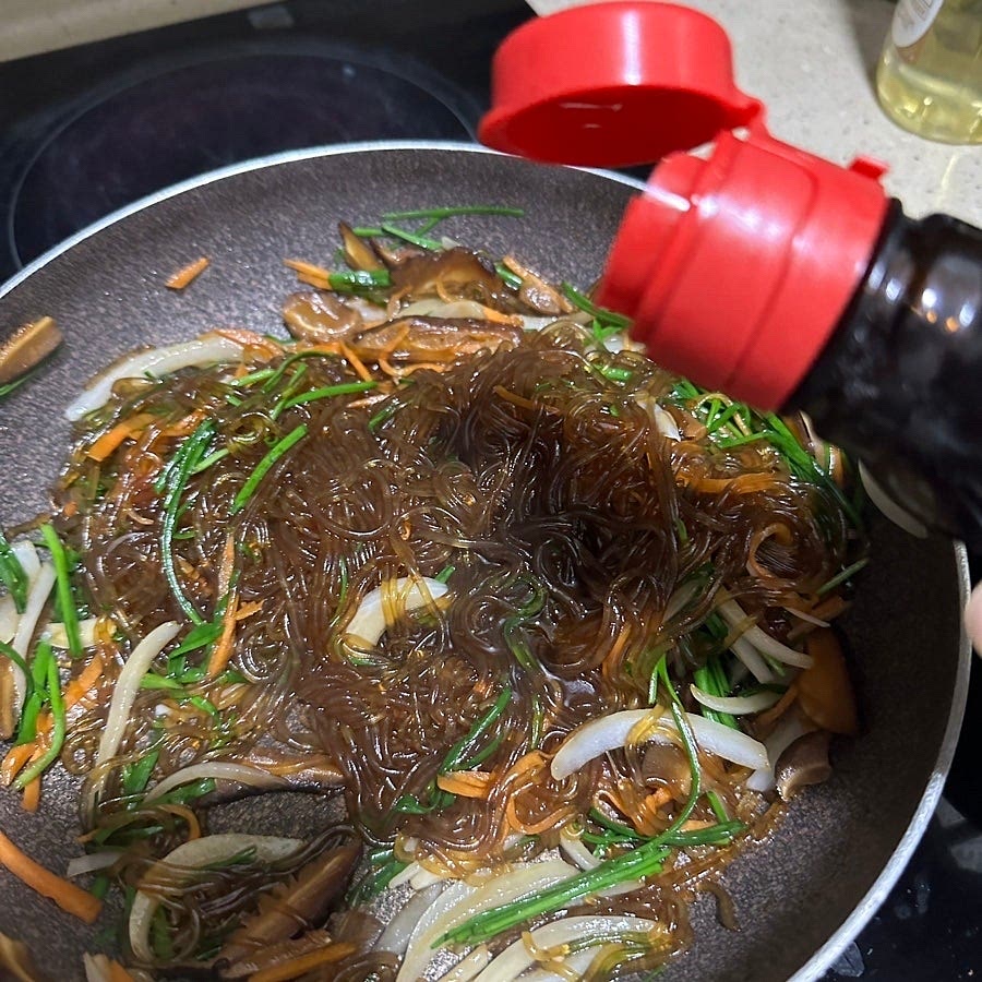 완성된 당면에 참기름을 약간 넣어 가볍게 섞어주면 잡채 완성이예요.