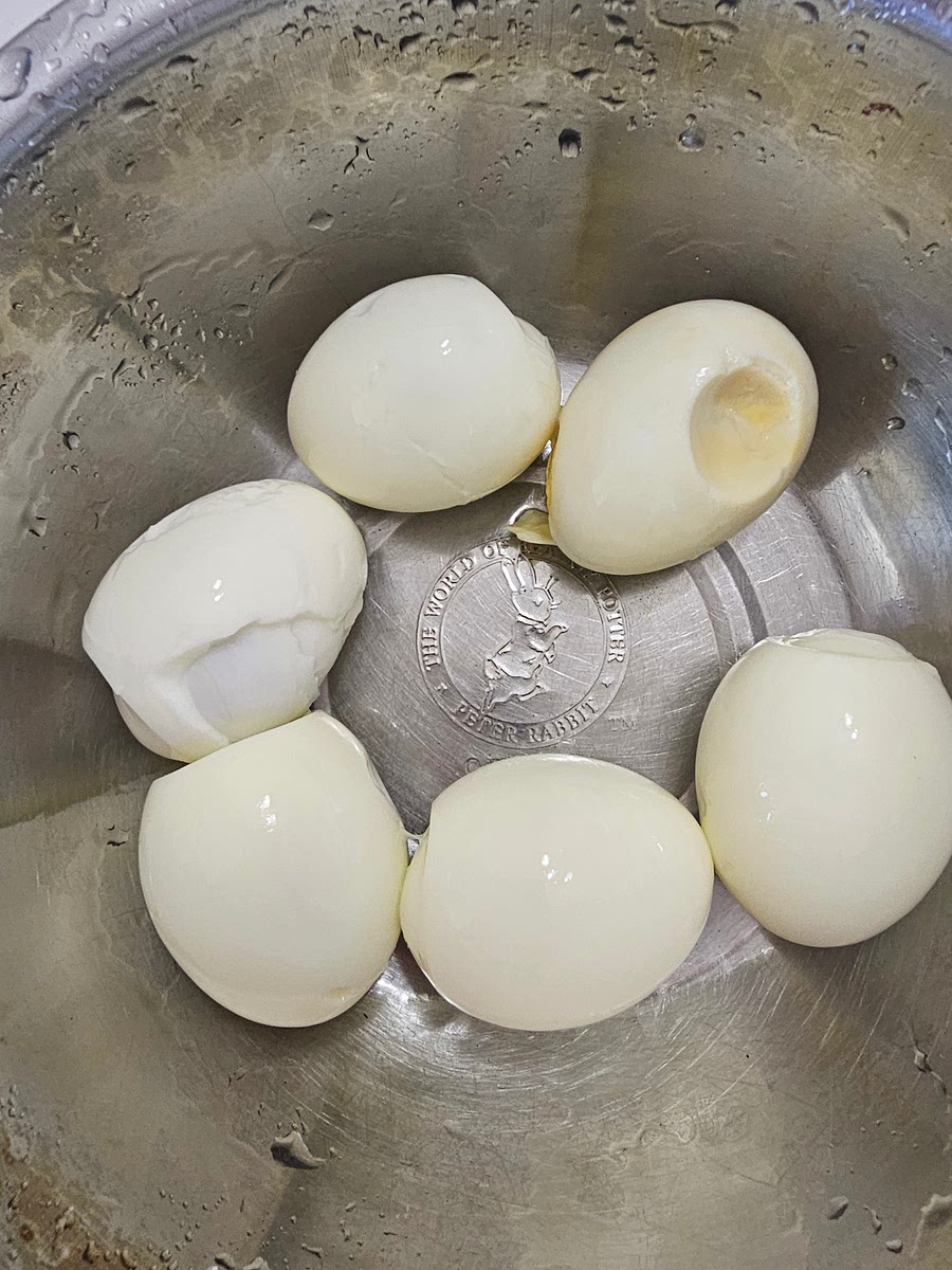 계란 6개를 삶는데요 완숙 계란 삶는 시간은 냉장고에서 바로 꺼낸 것을 기준으로 15분입니다