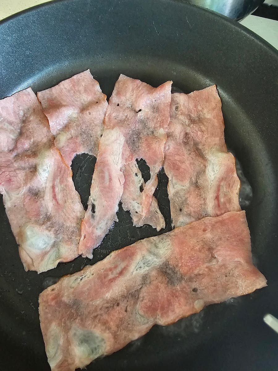 햄이나 베이컨도 굽고 치즈도 반 잘라서 준비합니다