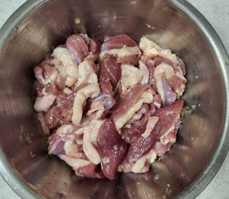 오리고기는 키친타월로 눌러 핏물을 닦은 뒤 소금 3꼬집 , 후추 , 다진마늘 1스푼 , 맛술 2스푼 , 참기름 1/2스푼을 넣고 조물조물 주물러 밑간을 해 줍니다.