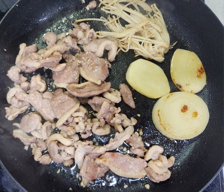 중불로 달군 팬에 밑간 한 오리고기를 올려 굽다 오리고기가 익으며 기름이 올라오면 팬 한쪽에 채소들을 올려 앞,뒤로 뒤집으며 노릇하게 구워 주세요. 채소를 둔 쪽의 팬이 마르지 않도록 오리고기의 기름을 보내
노릇하고 촉촉하게 구워 줍니다.
